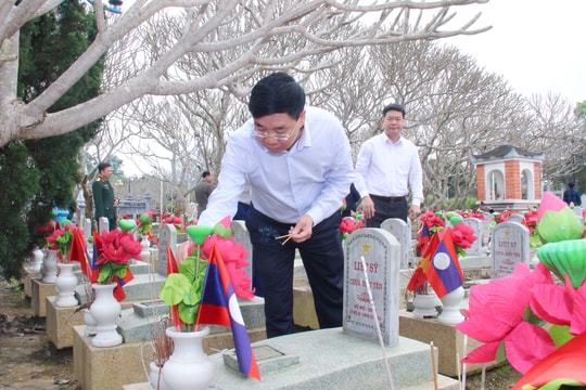 Phó Bí thư Thường trực Tỉnh uỷ viếng Nghĩa trang liệt sĩ Quốc tế Việt - Lào và chúc Tết tại huyện Anh Sơn