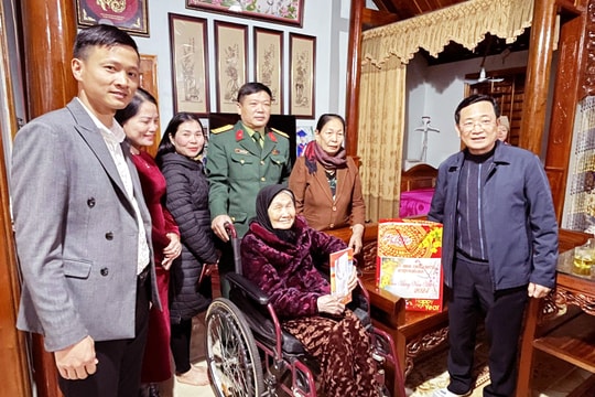 Trao quà cho đảng viên cao tuổi tại huyện Nghĩa Đàn nhân ngày thành lập Đảng 3/2 