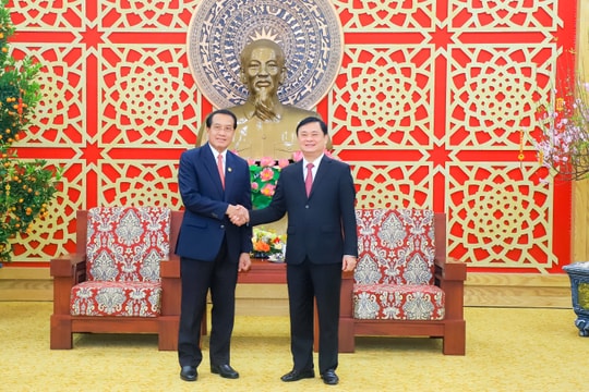 Bí thư Tỉnh ủy Thái Thanh Quý tiếp Đoàn đại biểu cấp cao tỉnh Khăm Muộn, CHDCND Lào thăm, chúc mừng tỉnh Nghệ An nhân dịp đón Tết Nguyên đán Giáp Thìn