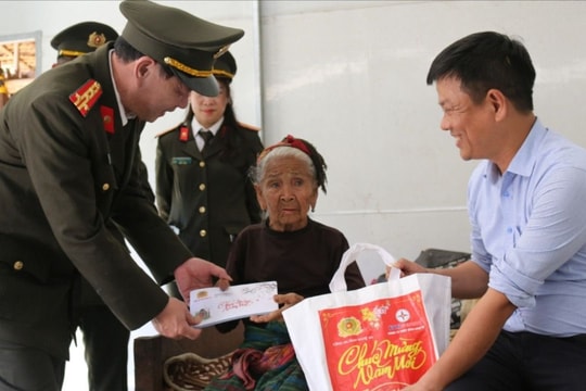 Công ty Thuỷ điện Bản Vẽ phối hợp Công an tỉnh trao quà Tết cho hộ nghèo tại Tương Dương