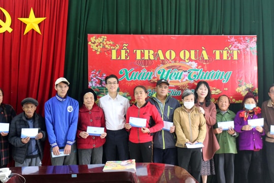 Báo Nghệ An và Bệnh viện Thái Thượng Hoàng trao quà Tết cho người nghèo ở Hưng Nguyên