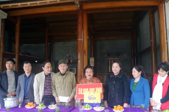 Ban Tuyên giáo Tỉnh ủy trao tiền hỗ trợ làm nhà ở và quà Tết cho người nghèo tại Quỳ Hợp