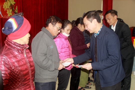 Báo Nghệ An và Công ty Xăng dầu Nghệ An trao quà Tết tại xã Hưng Lộc (TP.Vinh)