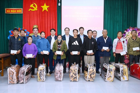 Đại biểu Quốc hội tặng quà Tết cho hộ nghèo, gia đình khó khăn tại huyện Tương Dương, Con Cuông, Đô Lương