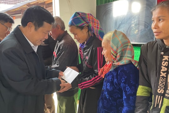 Ban Tổ chức Tỉnh ủy tặng quà Tết tại huyện Quế Phong 