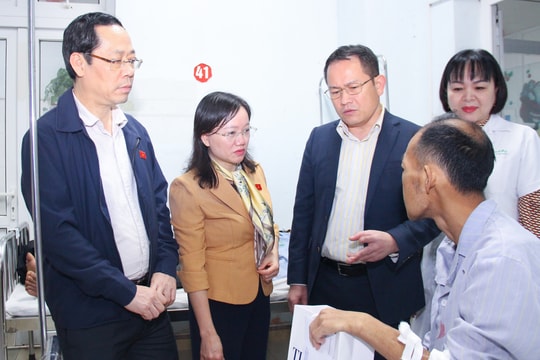 Đoàn đại biểu Quốc hội tỉnh tặng quà Tết cho bệnh nhân có hoàn cảnh khó khăn