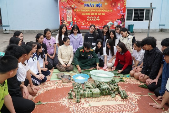 Học sinh Nghệ An và lưu học sinh Lào rộn ràng đón Tết Nguyên đán