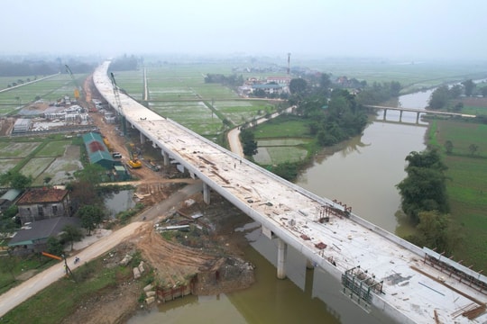 Công ty TNHH Hoà Hiệp hợp long phần cầu vượt sông dài nhất trên cao tốc Bắc - Nam