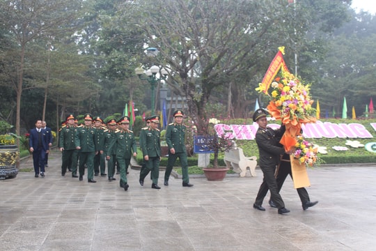 Bộ Tư lệnh Quân khu 4 dâng hương, dâng hoa tưởng niệm Chủ tịch Hồ Chí Minh tại Khu Di tích Kim Liên
