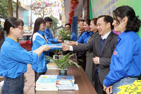 Ra mắt Chi đoàn mới thuộc Khối Doanh nghiệp Nghệ An và sôi nổi chương trình 'Đổi rác lấy cây - Đổi giấy lấy sách'