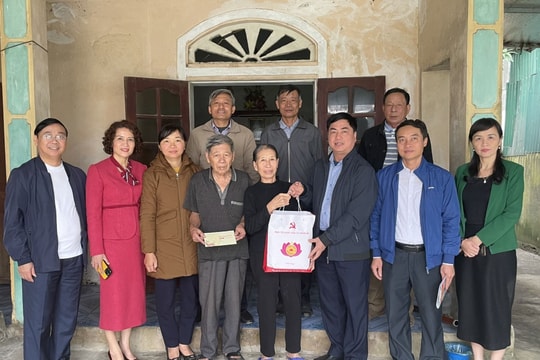 Ban Tổ chức Tỉnh ủy và Sở Giao thông vận tải trao quà Tết tại huyện Nghi Lộc