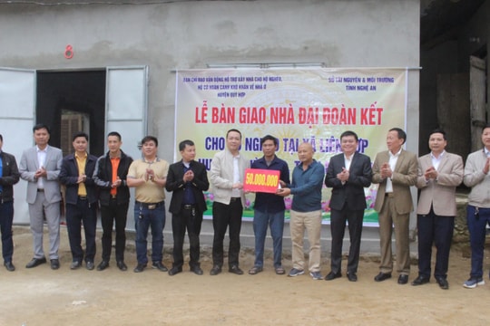 Sở Tài nguyên và Môi trường trao quà Tết, bàn giao nhà đại đoàn kết cho hộ nghèo ở huyện Quỳ Hợp