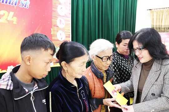 Bí thư Đảng uỷ Khối Các cơ quan tỉnh trao quà Tết tại Cửa Lò