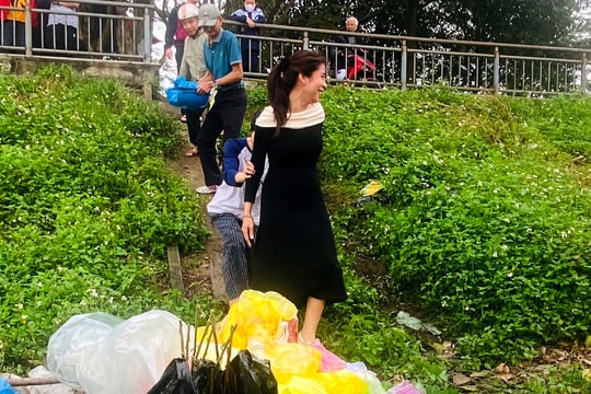 Nhiều điểm thả cá chép cúng ông Táo tại TP. Vinh đầy bao ni lông