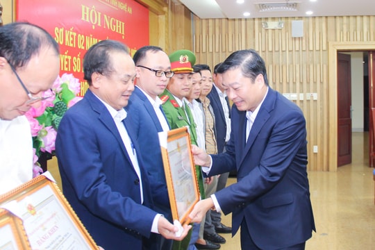 UBND tỉnh khen thưởng 10 tập thể, cá nhân có thành tích xuất sắc trong giải toả hành lang an toàn giao thông