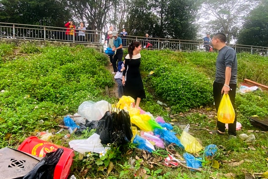 Bao ni lông chất đầy các điểm thả cá chép cúng ông Táo tại TP. Vinh