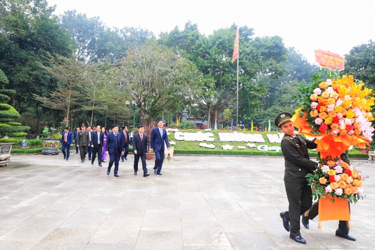 Lãnh đạo tỉnh Nghệ An dâng hoa, dâng hương tưởng niệm Chủ tịch Hồ Chí Minh và Tổng Bí thư Lê Hồng Phong