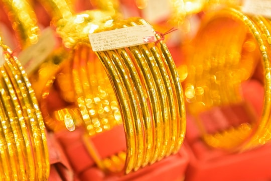 Vàng đồng loạt tăng vọt; Dự báo giá thép trong nước từ nay tới Tết Nguyên đán ổn định