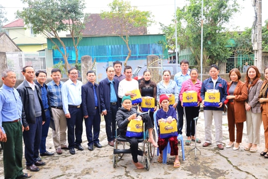 Ban Tuyên giáo Tỉnh ủy làm đường cờ Tổ quốc trao tặng xóm Hưng Thịnh, xã Hưng Tây (Hưng Nguyên)