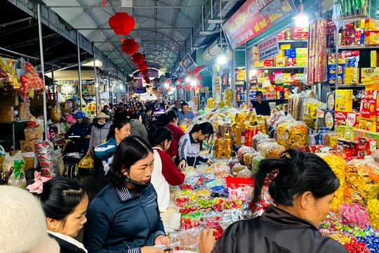 Tranh thủ cuối tuần, người dân thành Vinh nhộn nhịp sắm Tết 