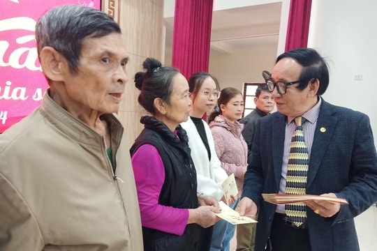 Trao 120 suất quà Tết cho hộ nghèo, gia đình chính sách ở Hưng Nguyên và Nam Đàn