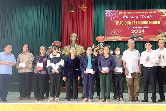 Phó Bí thư Thường trực Tỉnh ủy Nguyễn Văn Thông trao quà Tết tại xã Nam Cát, huyện Nam Đàn