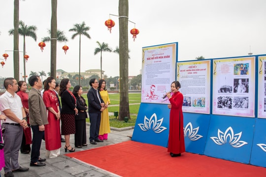 Trưng bày chuyên đề 'Bác Hồ với mùa Xuân' tại Quảng trường Hồ Chí Minh