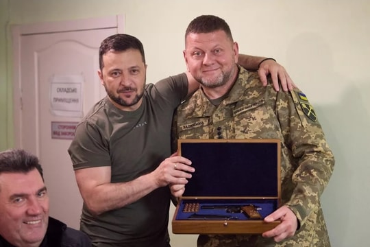 Tổng thống Zelensky cho biết đang nghĩ đến việc thay thế Tổng tư lệnh Zaluzhny 