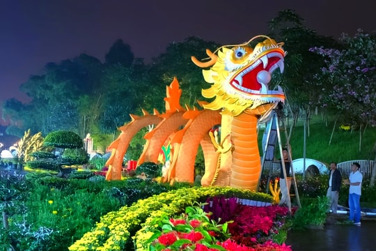 Xuyên đêm hoàn thiện linh vật rồng đón Tết Giáp Thìn tại thành phố Vinh