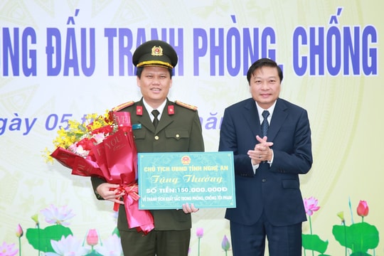 Trao thưởng thành tích xuất sắc trong đấu tranh phòng, chống tội phạm dịp đầu năm