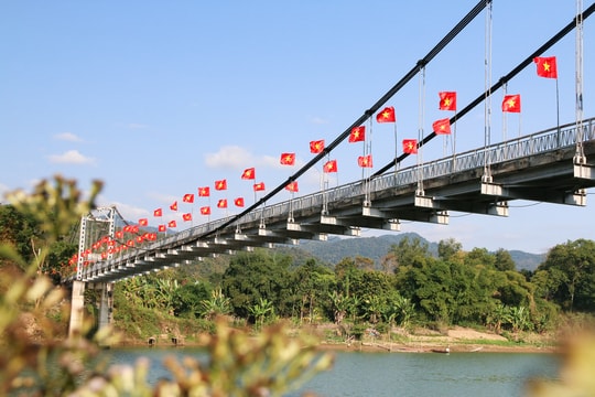 Sắc đỏ cờ hoa mừng Xuân mới ở miền Tây xứ Nghệ