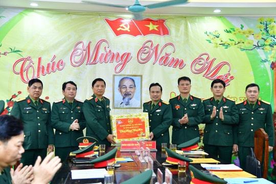  Bộ tư lệnh Quân khu 4 chúc Tết Trung đoàn 764 
