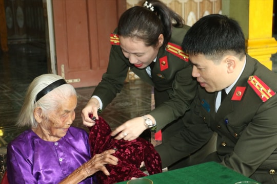 Công an Nghệ An thăm, tặng quà Tết Mẹ Việt Nam Anh hùng và trẻ em mồ côi, tàn tật