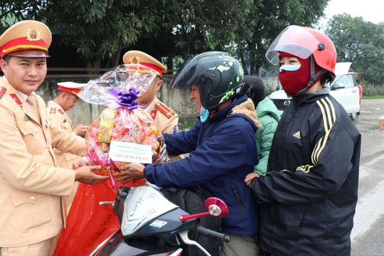 Cảnh sát giao thông Nghệ An tặng quà cho công nhân ở xa về quê ăn Tết