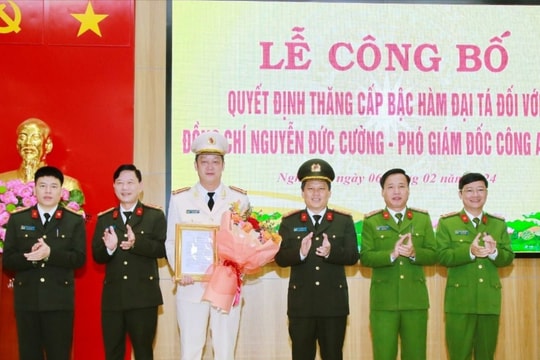 Công bố Quyết định thăng cấp bậc hàm Đại tá đối với Phó Giám đốc Công an tỉnh Nghệ An