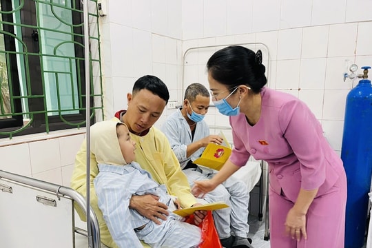 Chủ tịch Ủy ban Mặt trận Tổ quốc tỉnh tặng quà Tết cho bệnh nhân nghèo tại Nghi Lộc