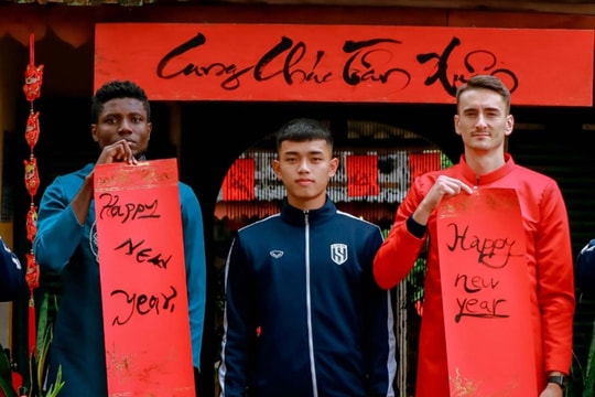 Các ngoại binh Sông Lam Nghệ An tét bánh chưng, viết câu đối Tết 