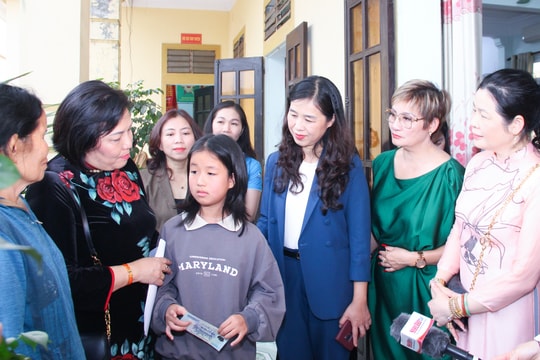 Liên hiệp Hội Phụ nữ Việt Nam tại Cộng hoà liên bang Đức tặng quà Tết cho hội viên, phụ nữ nghèo Nghệ An