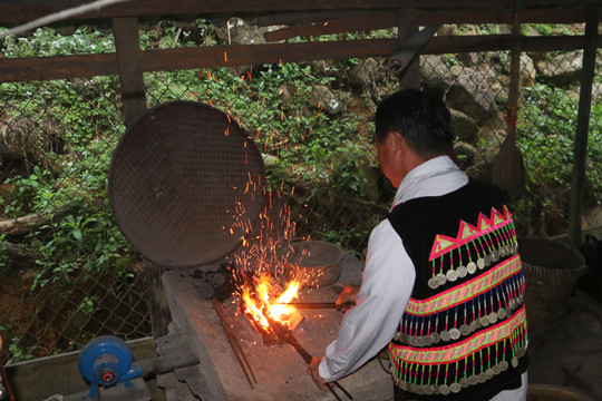 Người 'giữ lửa' nghề rèn truyền thống của người Mông