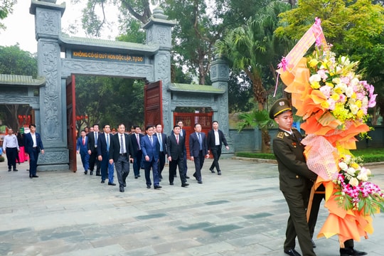 Chủ nhiệm Ủy ban Kiểm tra Trung ương Trần Cẩm Tú tưởng niệm Chủ tịch Hồ Chí Minh tại Khu Di tích Quốc gia đặc biệt Kim Liên