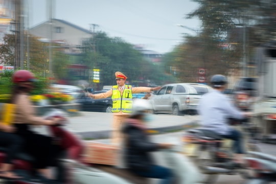 Công an thành phố Vinh căng mình điều tiết giao thông những ngày cận Tết