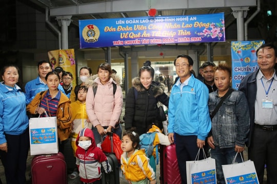 Đón và trao quà cho người lao động về quê đón Tết trên các 'Chuyến tàu Công đoàn năm 2024'