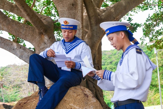 Ấm áp những dòng thư từ đất liền ra tuyến đảo Tây Nam