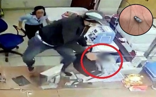 Tên cướp ngân hàng bắn bảo vệ sượt qua ngực