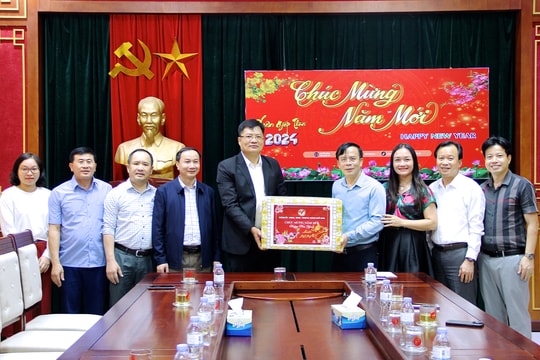 Chủ tịch UBND thành phố Vinh thăm và chúc Tết Báo Nghệ An 