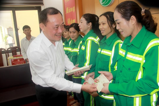 Bí thư Thành ủy Vinh chúc Tết các đơn vị trên địa bàn thành phố