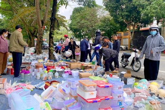 Tràn ngập hàng giá rẻ trên các tuyến đường ngày Tết