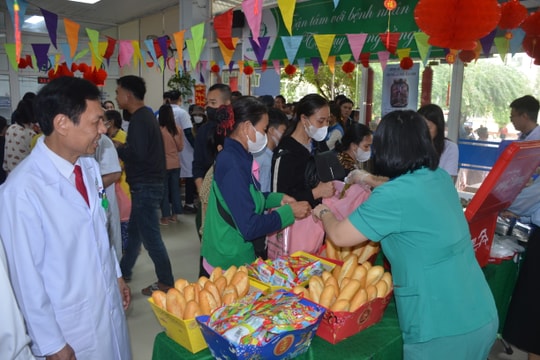Bệnh viện Hữu nghị Đa khoa Nghệ An tổ chức ‘Phiên chợ Tết 0 đồng’ dành cho bệnh nhân nghèo