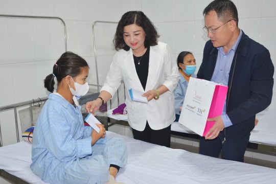 Sở Y tế Nghệ An thăm, tặng quà các bệnh viện và bệnh nhân có hoàn cảnh khó khăn