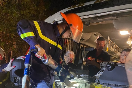 Giải cứu người đàn ông bị mắc kẹt do tai nạn giao thông